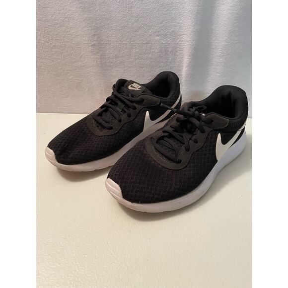 NIKE women’s size 7 running sneaker black white swoosh #812655-011 - Picture 1 of 9